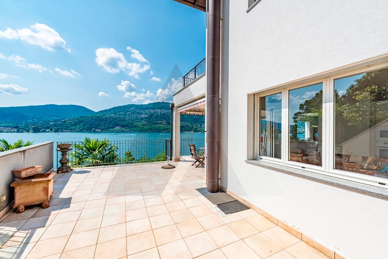 ELEGANTE PROPRIETÀ CON VISTA LAGO E SPIAGGIA PRIVATA (12)