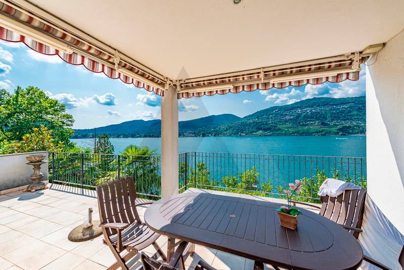 ELEGANTE PROPRIETÀ CON VISTA LAGO E SPIAGGIA PRIVATA (13)