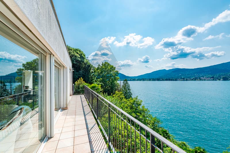 ELEGANTE PROPRIETÀ CON VISTA LAGO E SPIAGGIA PRIVATA (8)