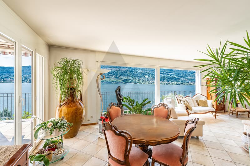 ELEGANTE PROPRIETÀ CON VISTA LAGO E SPIAGGIA PRIVATA (4)