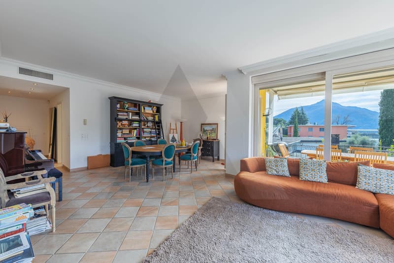 APPARTAMENTO FRONTE LAGO CON PISCINA ESTERNA CONDOMINIALE (8)