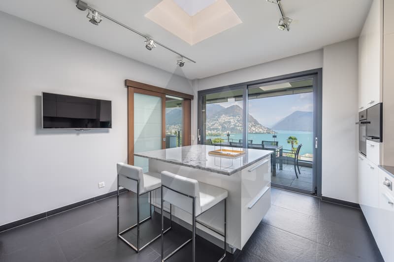 ATTICO CON VISTA LAGO, PISCINA INTERNA E SPA (10)