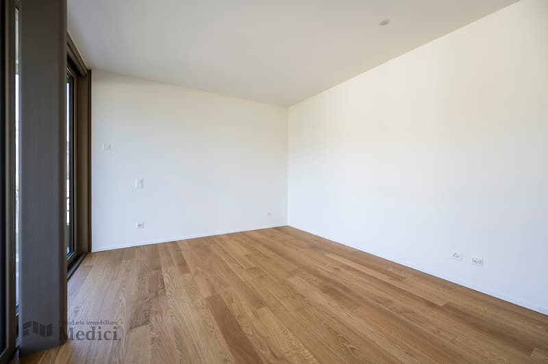 empty room, wooden floor, white walls, sliding glass door