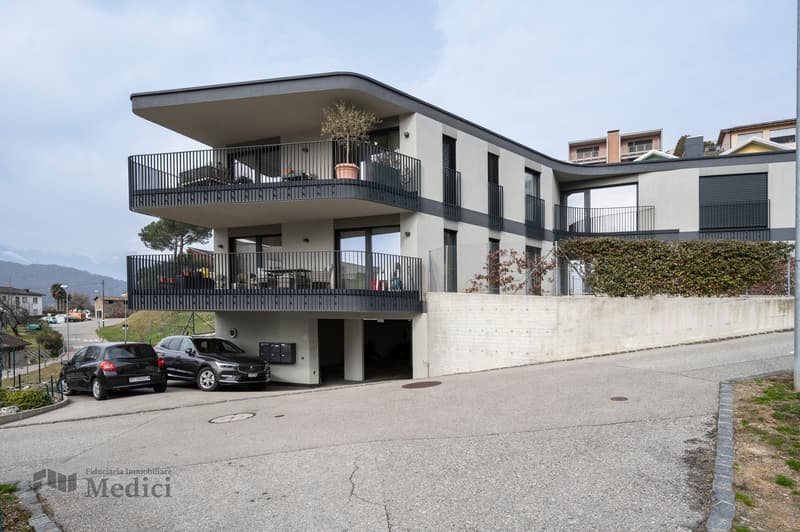 3 story building, garage, balcony