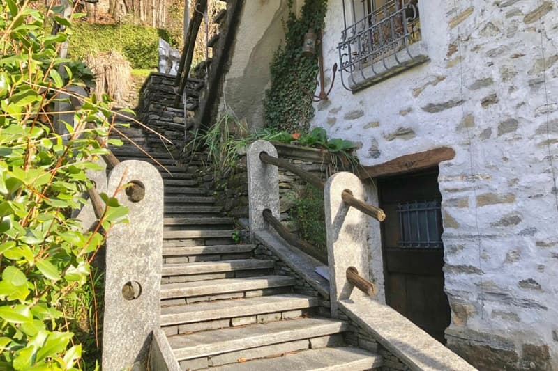 VENDUTO ! Casa ticinese con ampio giardino e rustico separato (31)