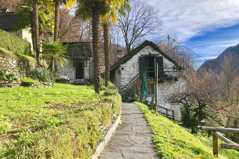 VENDUTO ! Casa ticinese con ampio giardino e rustico separato (25)