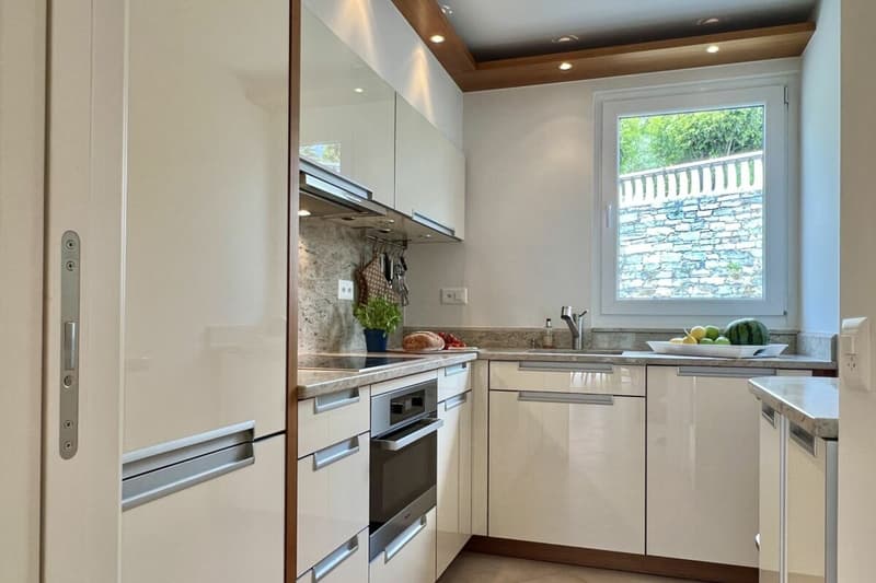 Charmant appartement 3.5 pièces en soleil avec vue partielle sur le lac et piscine intérieure commune (26)