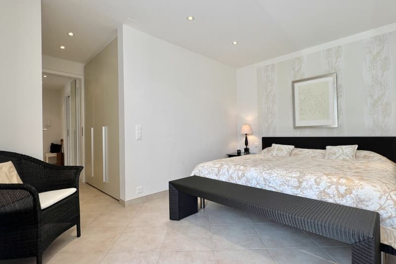 Charmant appartement 3.5 pièces en soleil avec vue partielle sur le lac et piscine intérieure commune (32)