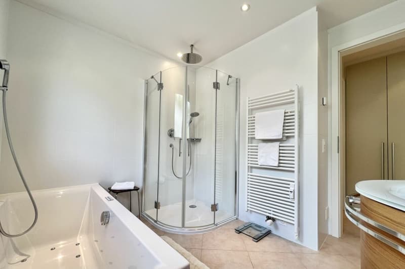 Charmant appartement 3.5 pièces en soleil avec vue partielle sur le lac et piscine intérieure commune (28)