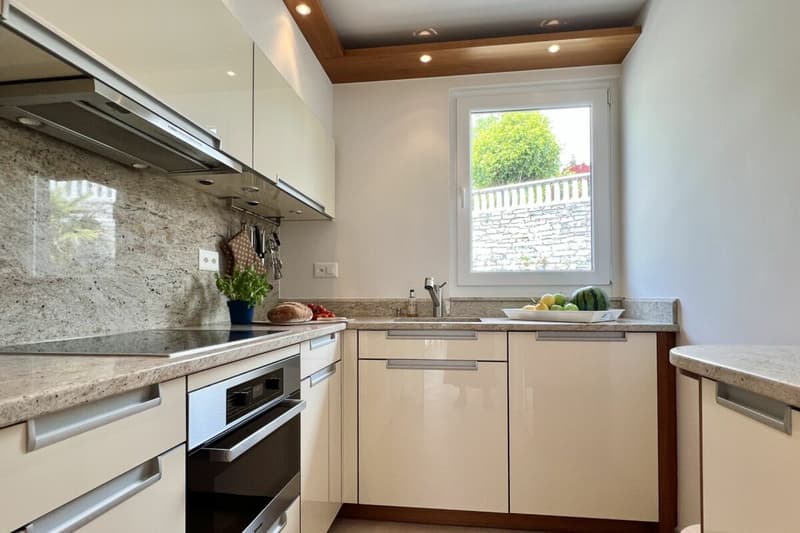 Charmant appartement 3.5 pièces en soleil avec vue partielle sur le lac et piscine intérieure commune (8)