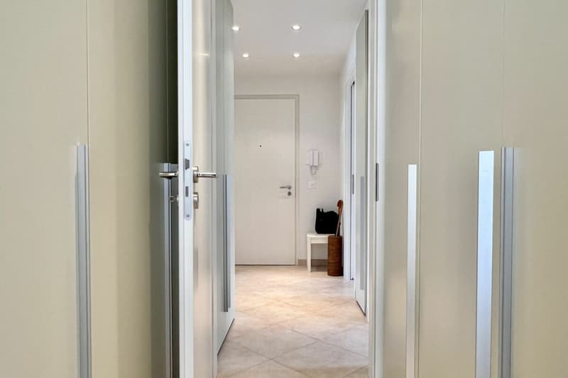 Charmant appartement 3.5 pièces en soleil avec vue partielle sur le lac et piscine intérieure commune (33)