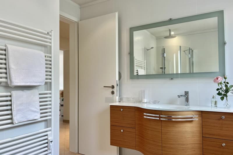 Charmant appartement 3.5 pièces en soleil avec vue partielle sur le lac et piscine intérieure commune (29)
