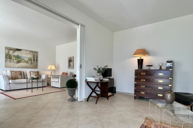 Charmant appartement 3.5 pièces en soleil avec vue partielle sur le lac et piscine intérieure commune (6)