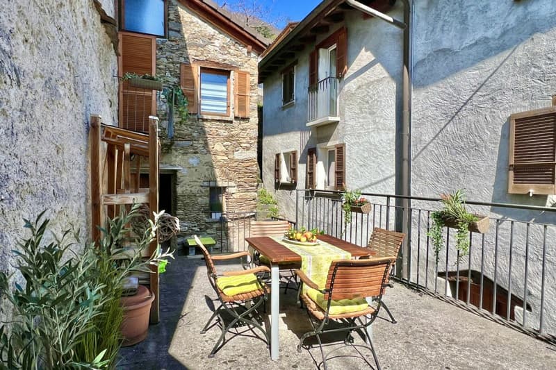 Grande casa di paese con vista lag, giardino e parcheggio (7)