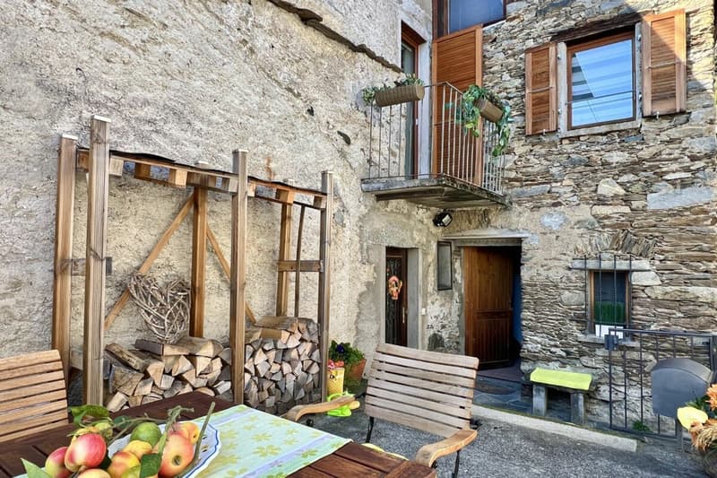 Grande casa di paese con vista lag, giardino e parcheggio (23)