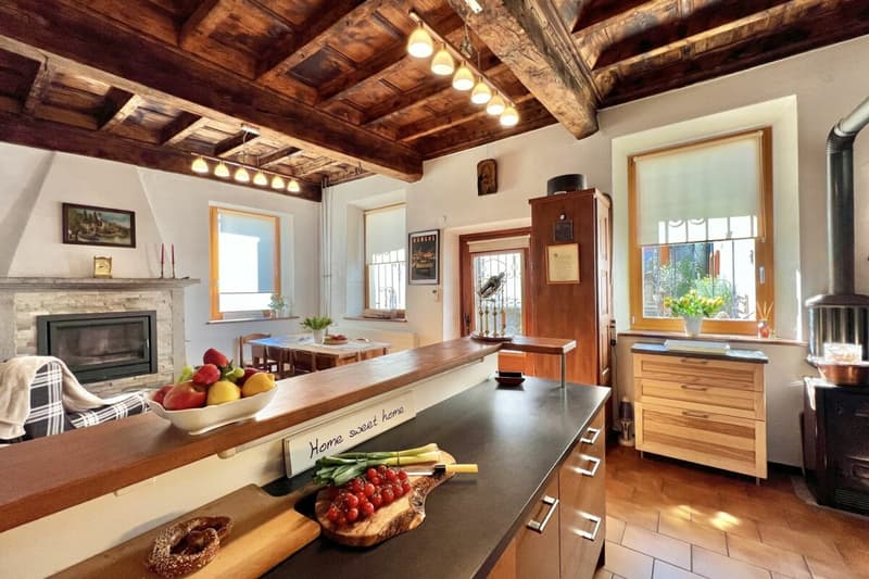 Grande casa di paese con vista lag, giardino e parcheggio (44)