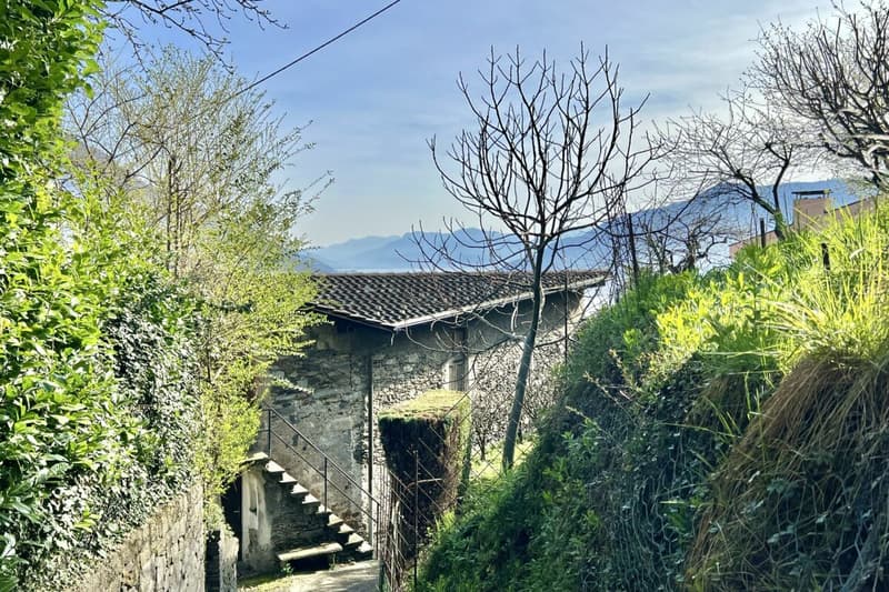 Grande casa di paese con vista lag, giardino e parcheggio (58)