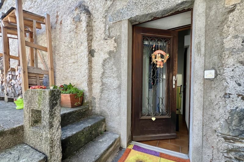 Grande casa di paese con vista lag, giardino e parcheggio (21)
