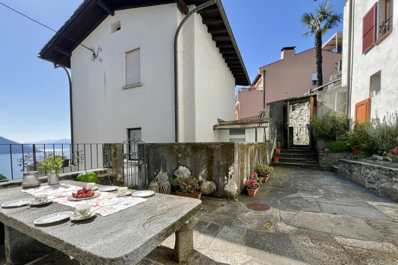 Grande casa di paese con vista lag, giardino e parcheggio (13)