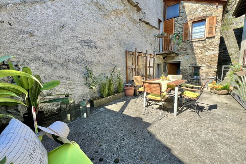 Grande casa di paese con vista lag, giardino e parcheggio (22)