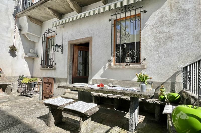 Grande casa di paese con vista lag, giardino e parcheggio (50)