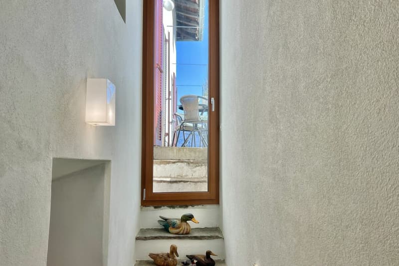 Grande casa di paese con vista lag, giardino e parcheggio (28)
