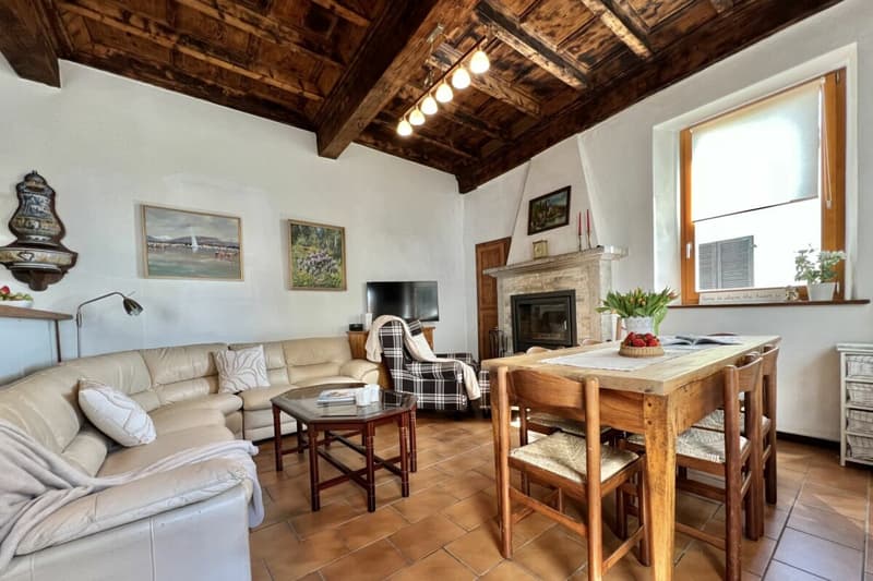 Grande casa di paese con vista lag, giardino e parcheggio (46)