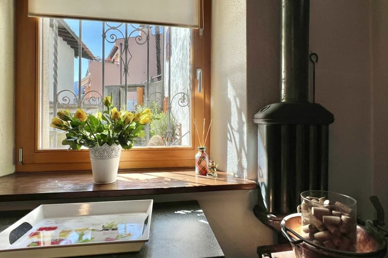 Grande casa di paese con vista lag, giardino e parcheggio (43)