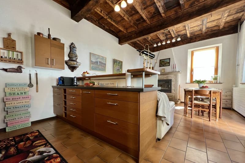 Grande casa di paese con vista lag, giardino e parcheggio (3)