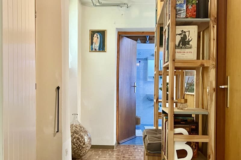 Grande casa di paese con vista lag, giardino e parcheggio (39)