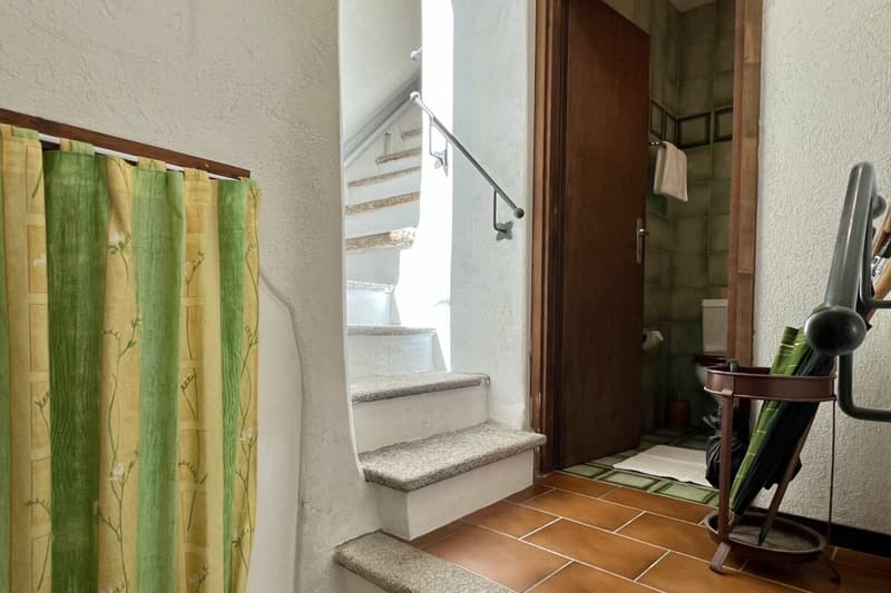 Grande casa di paese con vista lag, giardino e parcheggio (27)