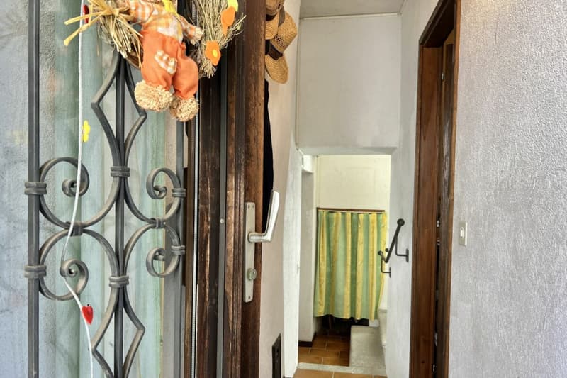 Grande casa di paese con vista lag, giardino e parcheggio (24)