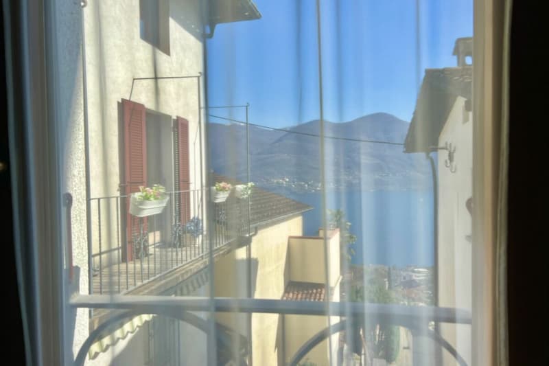 Grande casa di paese con vista lag, giardino e parcheggio (30)