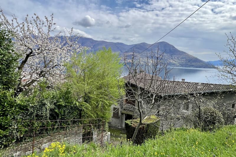 Grande casa di paese con vista lag, giardino e parcheggio (59)