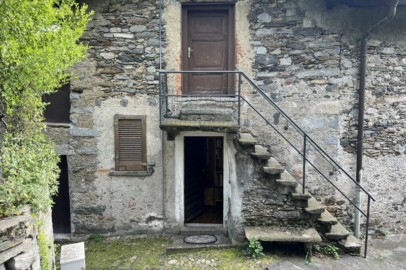 Grande casa di paese con vista lag, giardino e parcheggio (55)