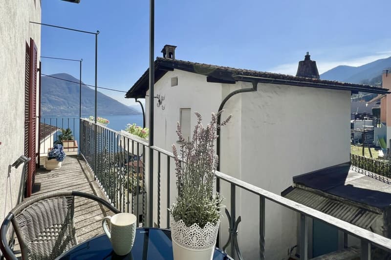 Grande casa di paese con vista lag, giardino e parcheggio (35)