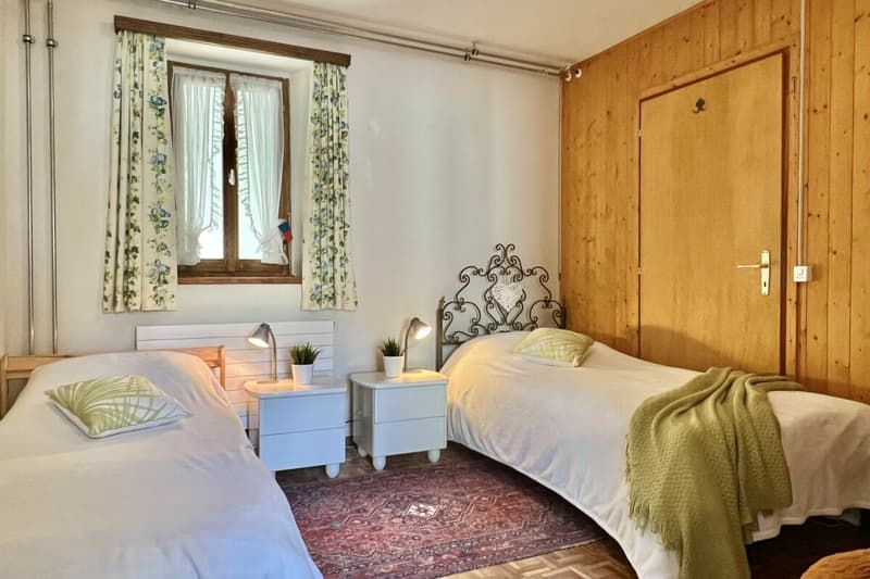 Grande casa di paese con vista lag, giardino e parcheggio (33)