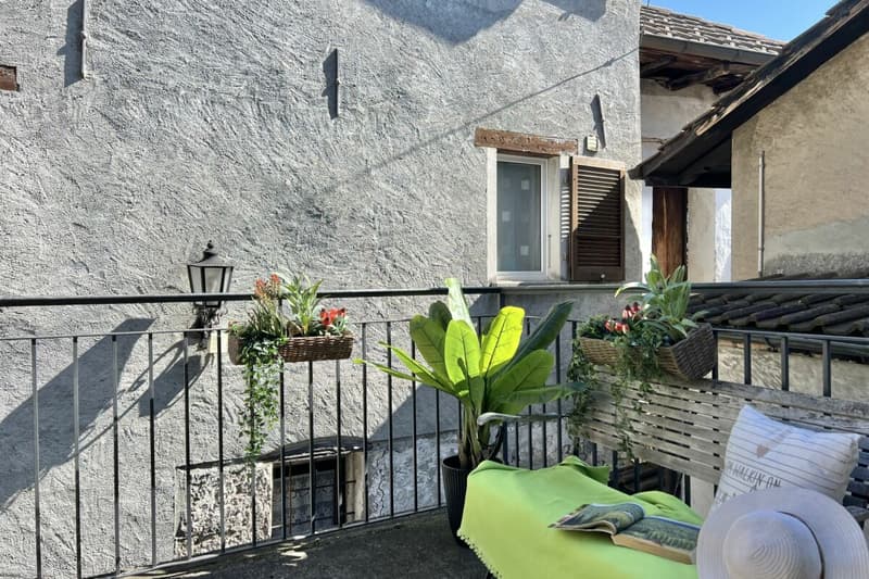 Grande casa di paese con vista lag, giardino e parcheggio (53)