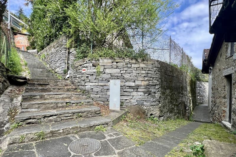 Grande casa di paese con vista lag, giardino e parcheggio (63)