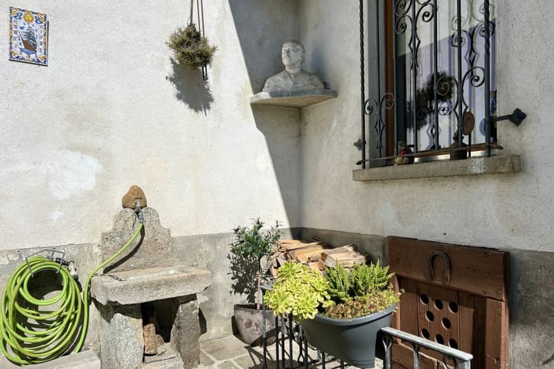 Grande casa di paese con vista lag, giardino e parcheggio (49)