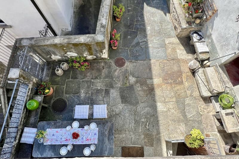 Grande casa di paese con vista lag, giardino e parcheggio (38)