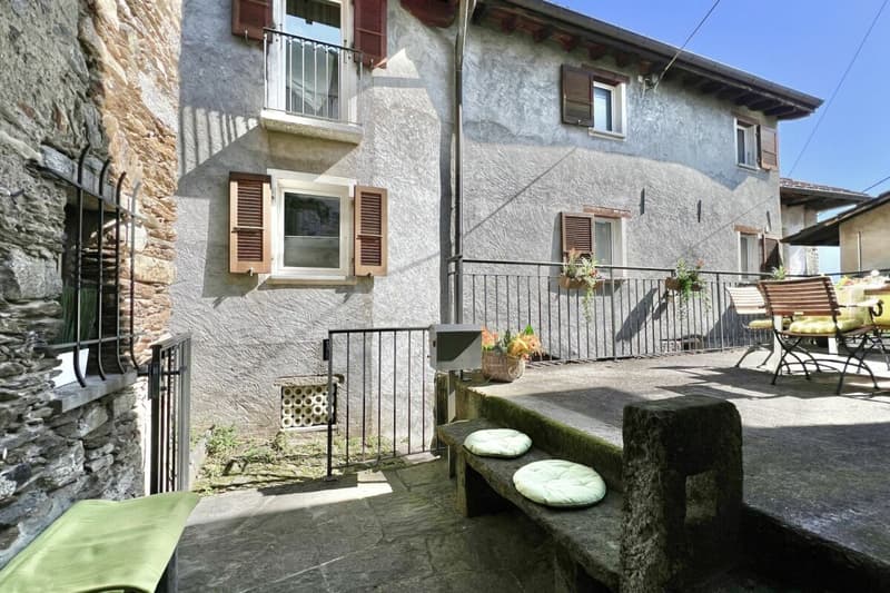 Grande casa di paese con vista lag, giardino e parcheggio (54)