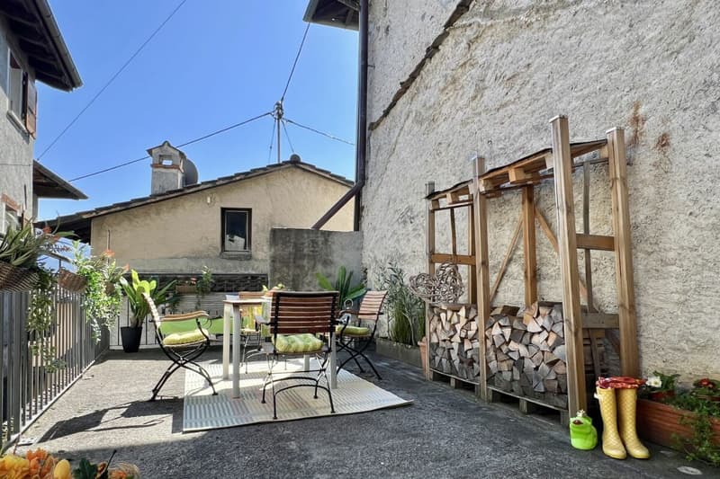 Grande casa di paese con vista lag, giardino e parcheggio (52)