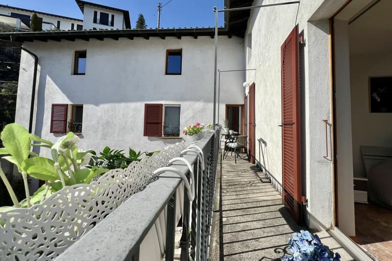 Grande casa di paese con vista lag, giardino e parcheggio (37)
