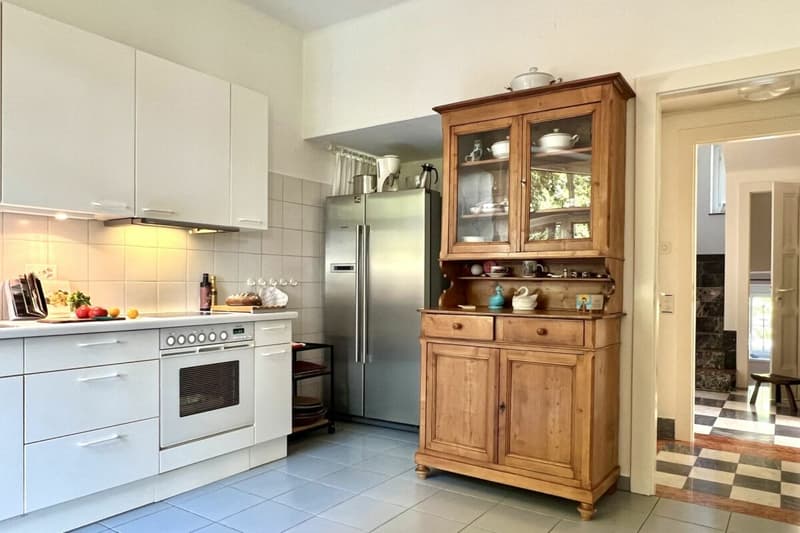 Herrschaftliche Villa mit grossem Grundstück und 180° Seesicht (25)