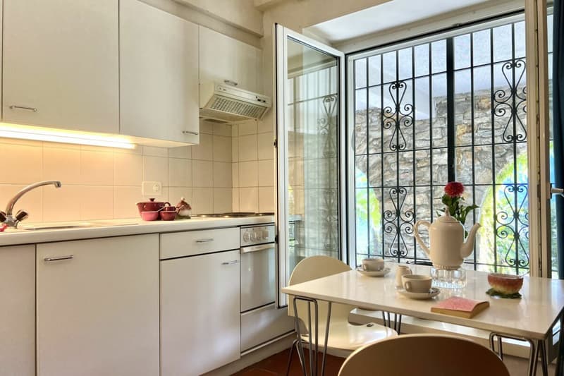 Herrschaftliche Villa mit grossem Grundstück und 180° Seesicht (49)