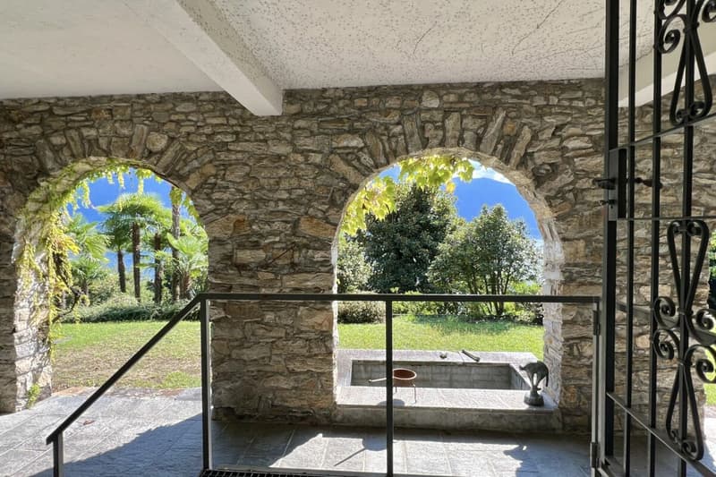 Herrschaftliche Villa mit grossem Grundstück und 180° Seesicht (53)