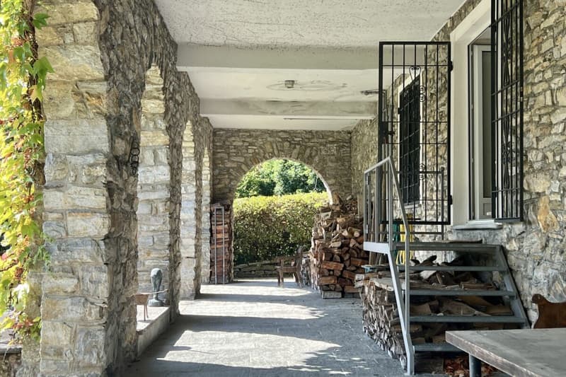 Herrschaftliche Villa mit grossem Grundstück und 180° Seesicht (52)