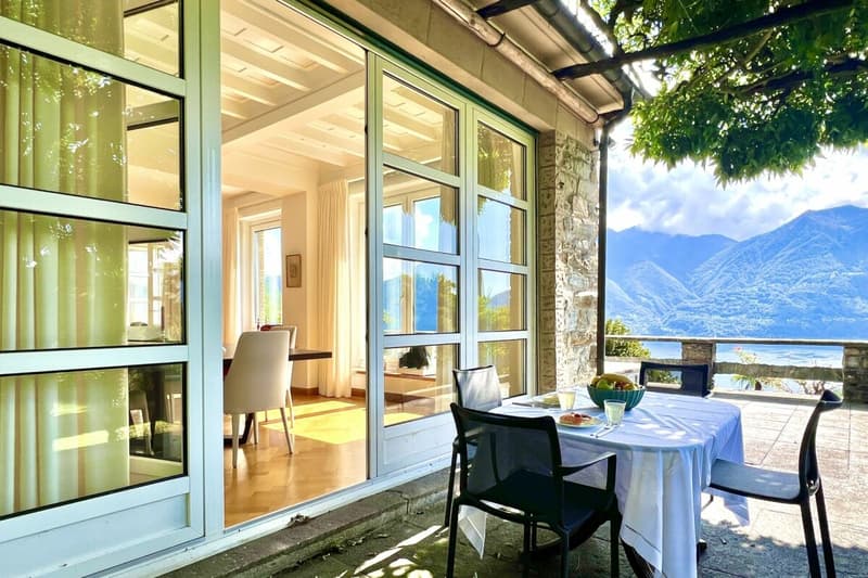 Herrschaftliche Villa mit grossem Grundstück und 180° Seesicht (10)