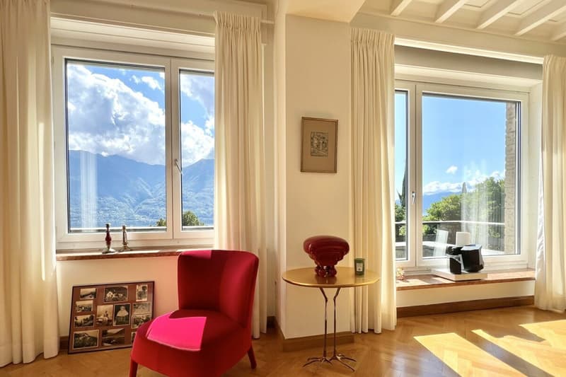 Herrschaftliche Villa mit grossem Grundstück und 180° Seesicht (17)